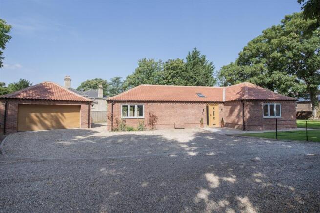4 bed Detached Bungalow for sale Image 4