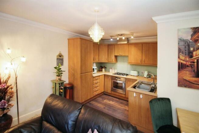 2 bed Ground Flat for sale Image 6