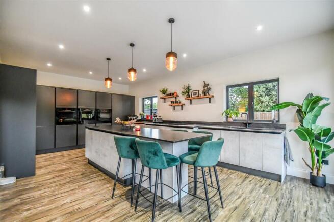 Kitchen 2 (use).jpg