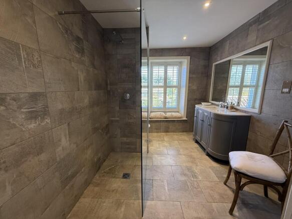 7 bed Detached for sale Image 11