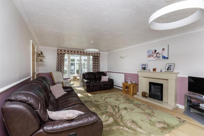 5 bed Detached for sale Image 7