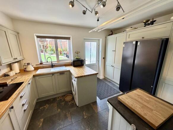 3 bed Semi-Detached for sale Image 6