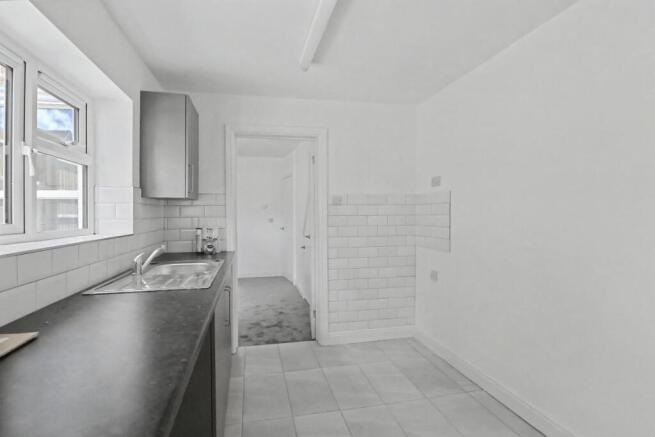72 Andover Road, Ludgershall, Andover, Hampshire, SP11 9NA photo 4