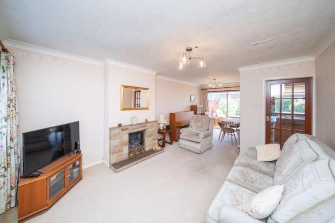LOUNGE/DINING ROOM