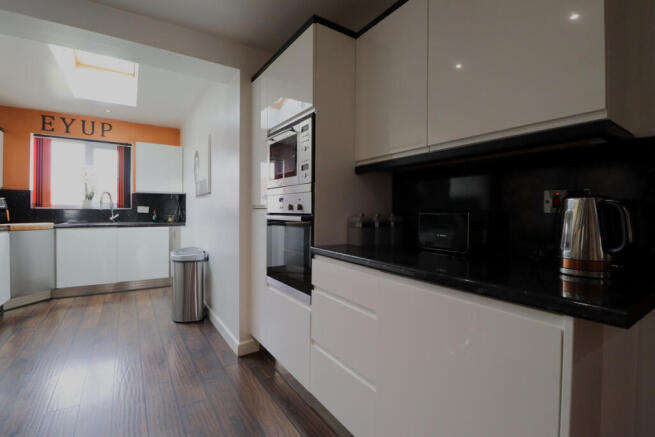 5 bed Detached for sale Image 8