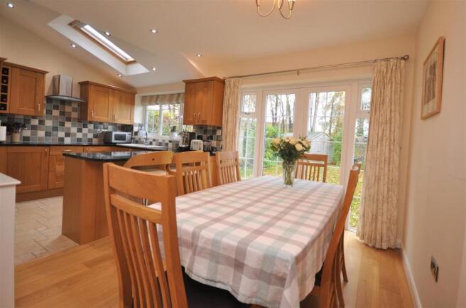 KITCHEN/DINING