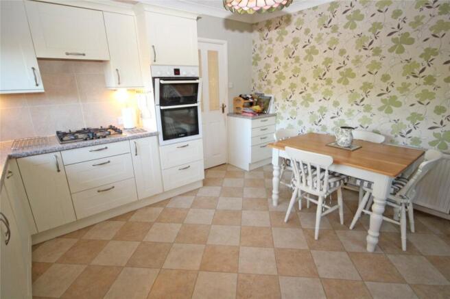Crossmead Avenue, New Milton, Hampshire, BH25 photo 4