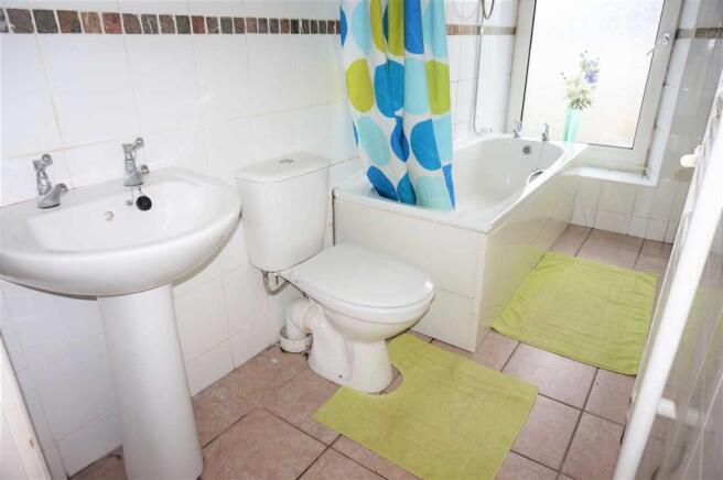 FAMILY BATHROOM :