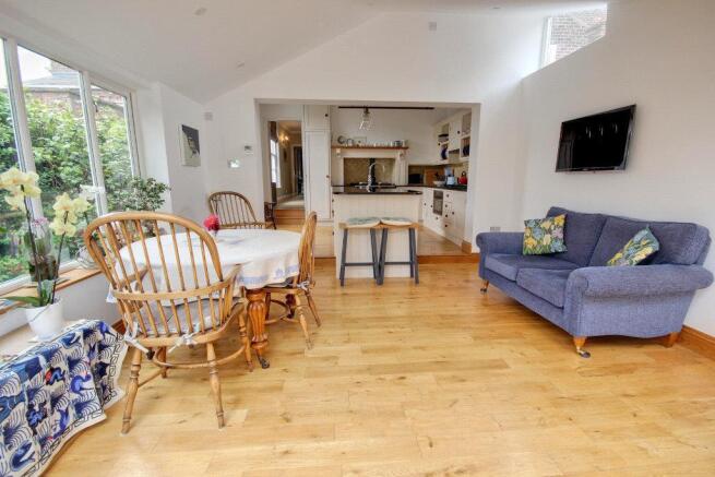 5 bed House for sale Image 8