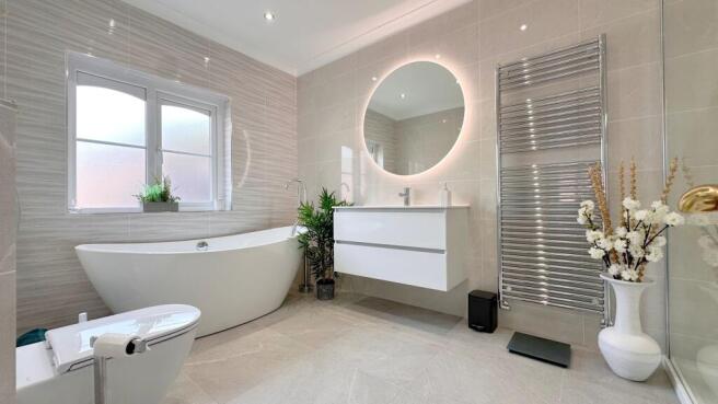 Master Bedroom - En-Suite Bathroom