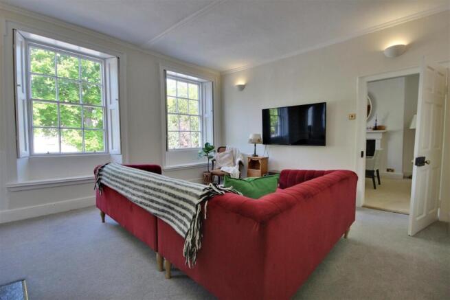 6 bed Town House for sale Image 7