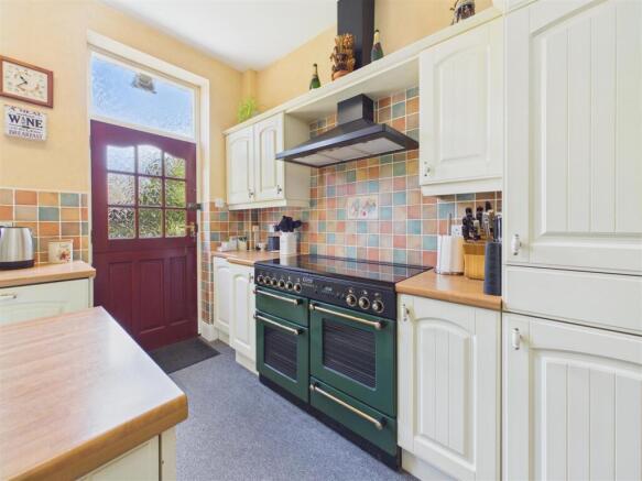 6 bed Semi-Detached for sale Image 9