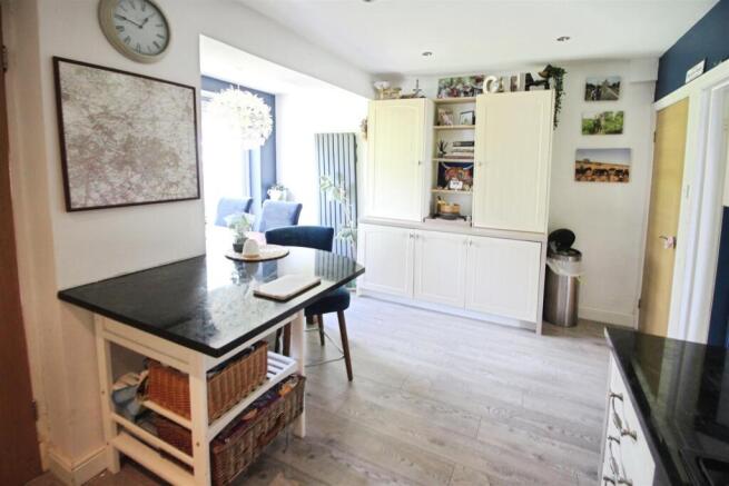 3 bed Semi-Detached for sale Image 8