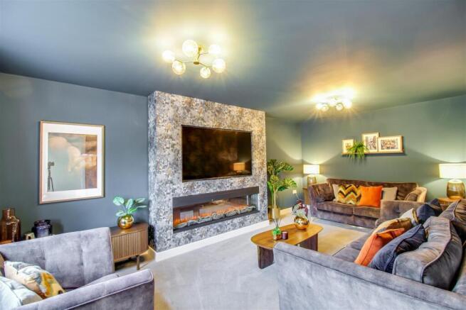 5 bed Detached for sale Image 8