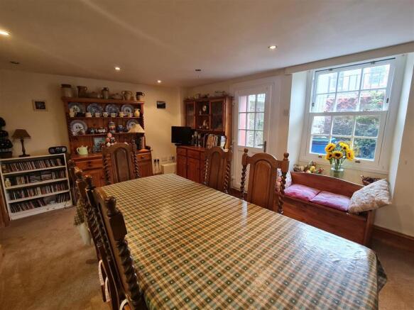 KITCHEN/ DINING ROOM