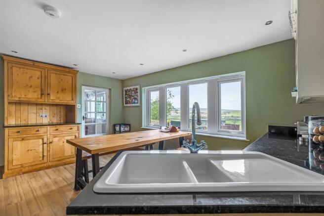6 bed Bungalow for sale Image 7