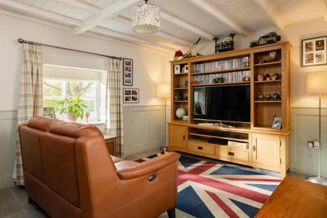 4 bed House for sale Image 8