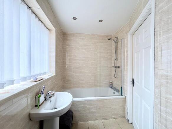 2 bed Flat for sale Image 6