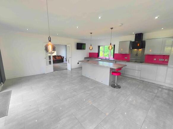 5 bed Detached for sale Image 7