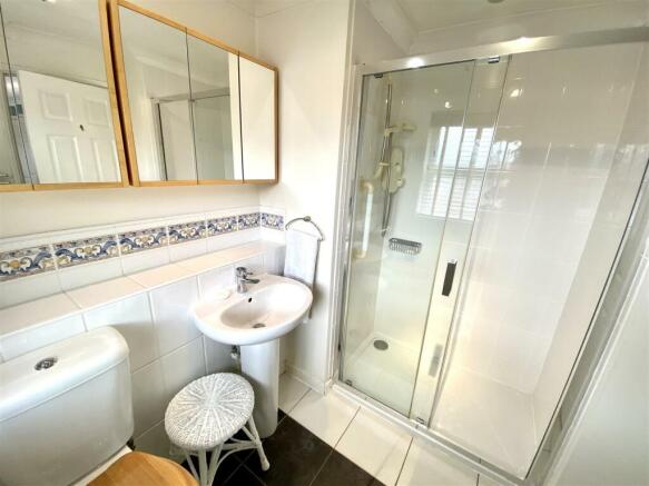 EN-SUITE SHOWER ROOM