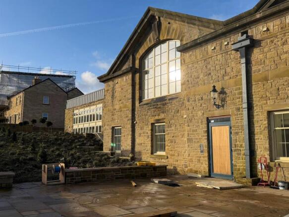 ATTRACTIVE COMMUNAL GARDEN & SECURE PARKING