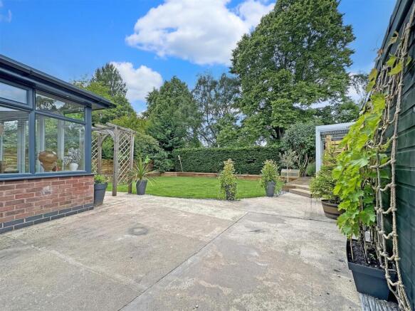 Beautifully Landscaped Garden 039