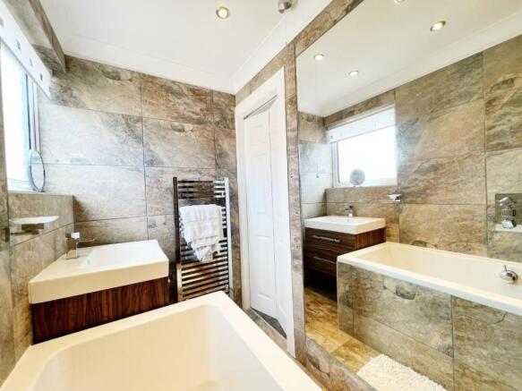 Bathroom pic 2.jpg