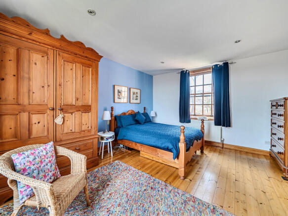 4 bed Detached for sale Image 9