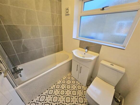 2 bed Semi-Detached Bungalow to rent Image 4