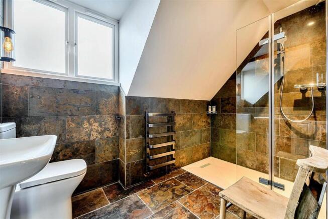 Moorlands17 bedroom 1 ensuite.jpg