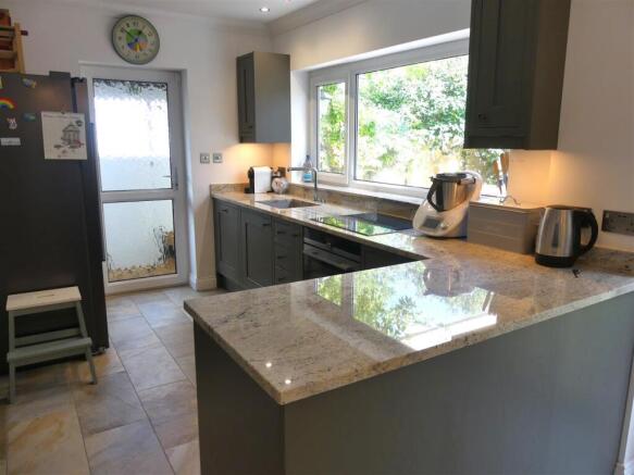 Kitchen & Dining Area