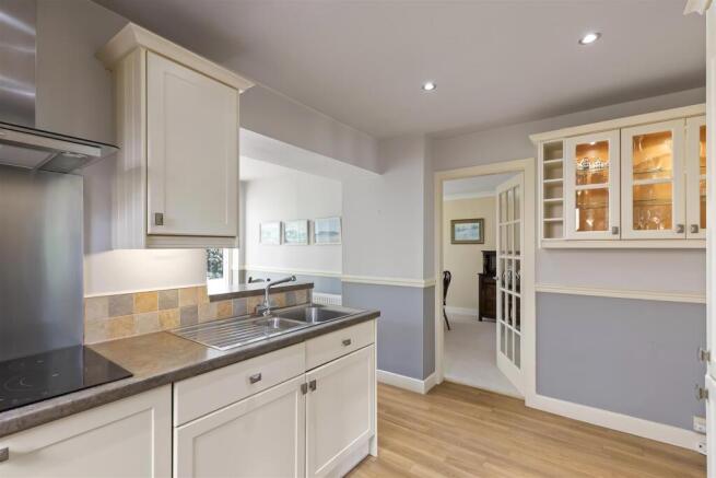 4 bed Semi-Detached for sale Image 8