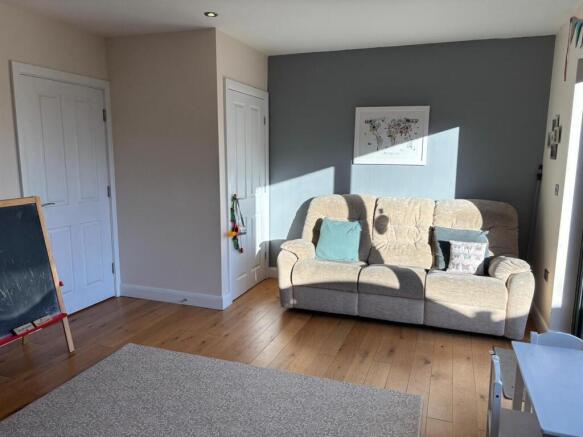 4 bed Semi-Detached for sale Image 4