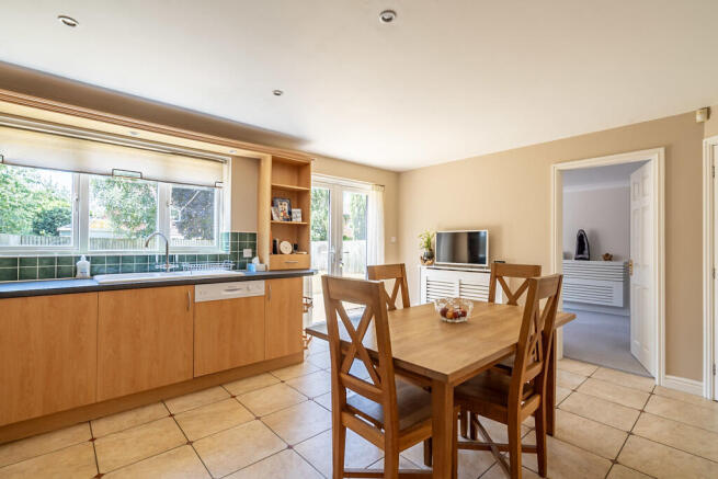 5 bed Detached for sale Image 9