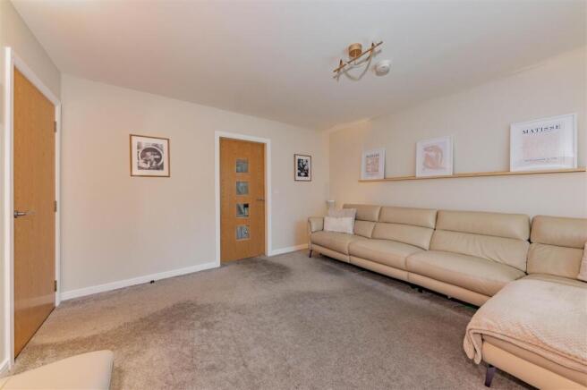 19 Greenfield Crescent Dundee-14.JPG
