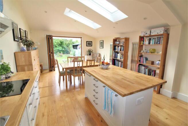 KITCHEN FAMILY ROOM