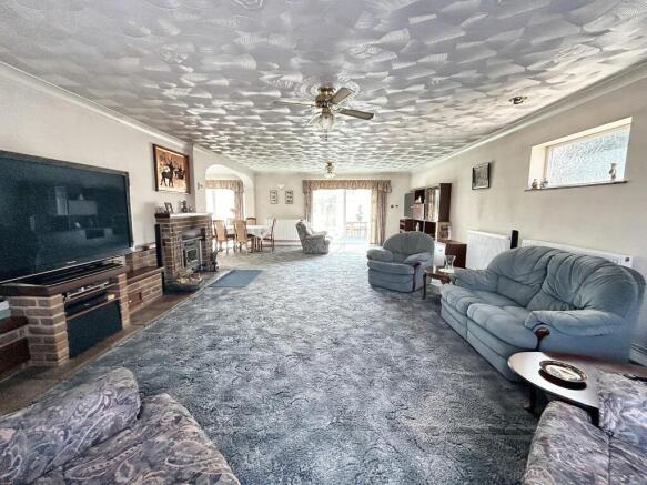 LOUNGE/DINING ROOM