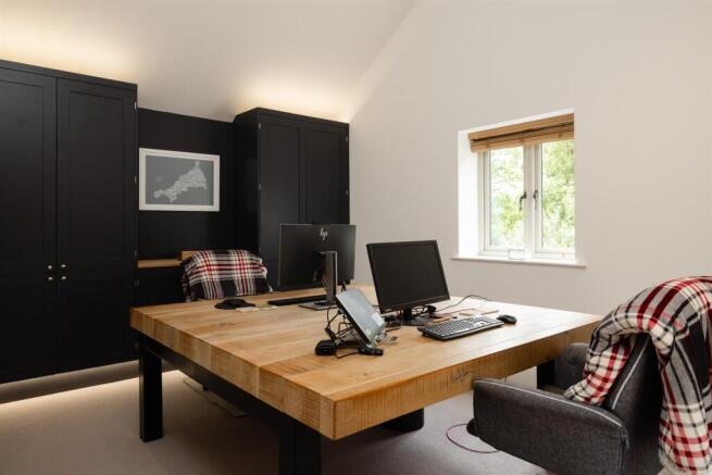 5 bed House for sale Image 9