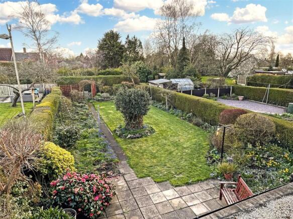 Large & Lovely Rear Garden 935