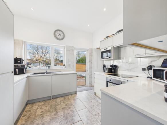 CAM03062G0-PR0215-STILL013