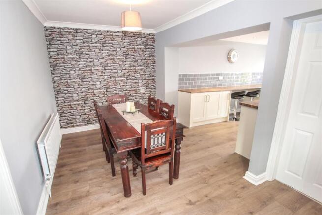 "L" SHAPED EXTENDED FITTED KITCHEN / DINING ROOM