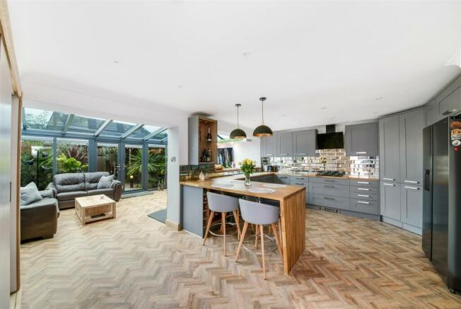 KITCHEN LOUNGE.jpg