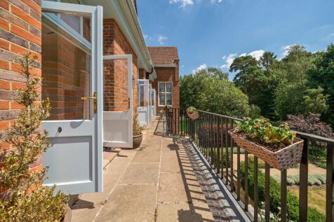 Kings Drive, Midhurst, GU29