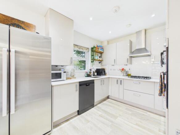 CAM04018G0-PR0483-STILL009