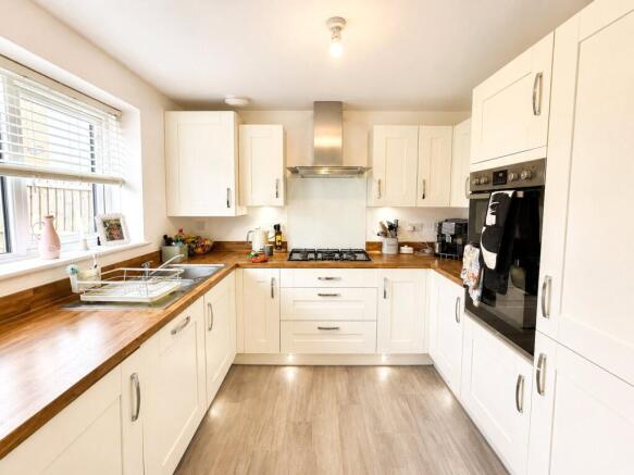 4 bed Detached for sale Image 8