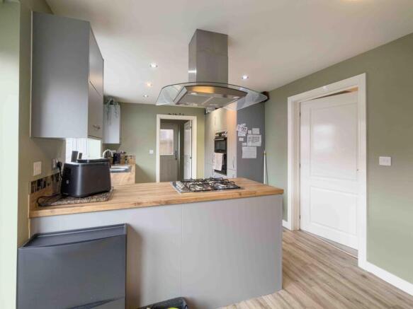 4 bed Detached for sale Image 5