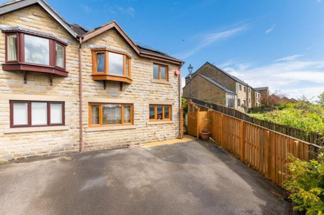 4 bed Semi-Detached for sale Image 4