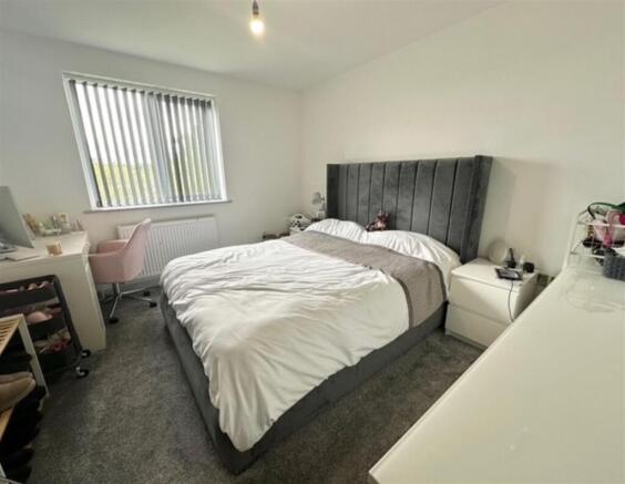 4 bed Semi-Detached to rent Image 11