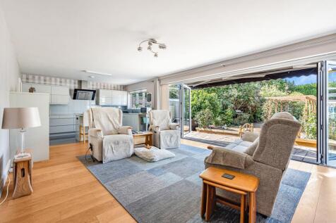 Grosvenor Road, Staines-upon-Thames, TW18