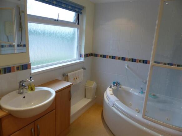 FAMILY BATHROOM